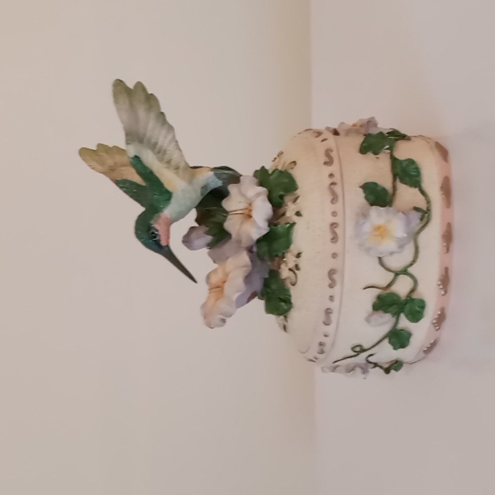 Heritage House Music Box ~ Sing A Song “Wind Beneath My Wings” Hummingbird